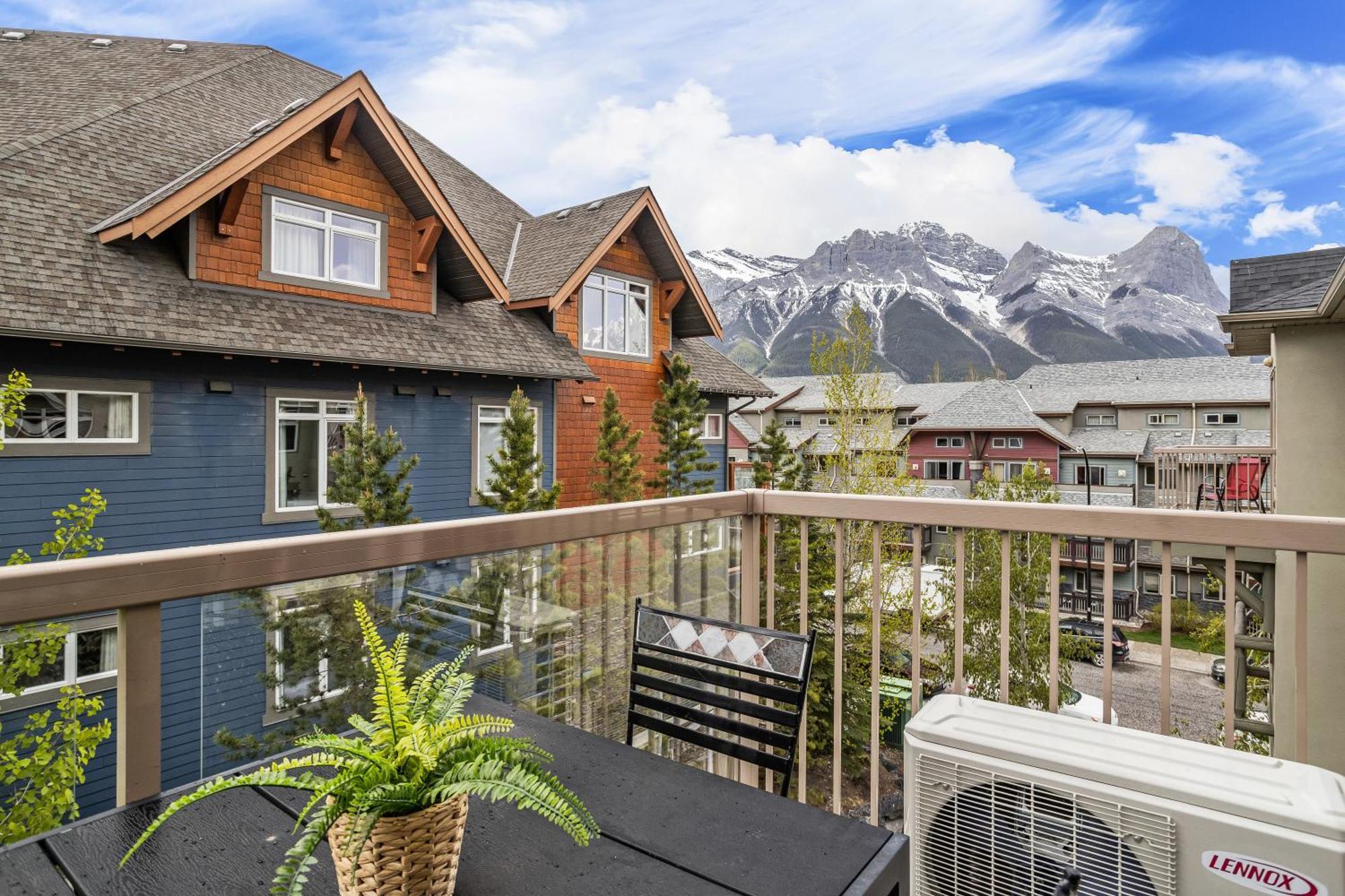 Charming 1 Bdrm Plus Loft With Views Managed By Little Sister Getaways Canmore Dış mekan fotoğraf